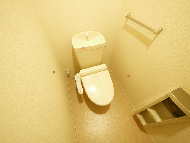 トイレ　落ち着いた色調のトイレです