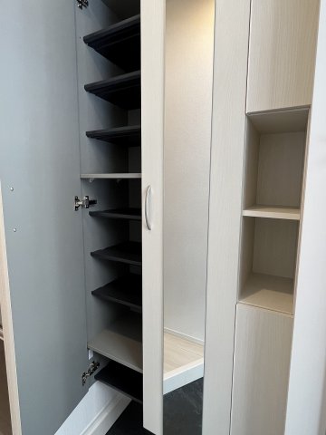 収納　☆シューズBOX・姿見付き☆