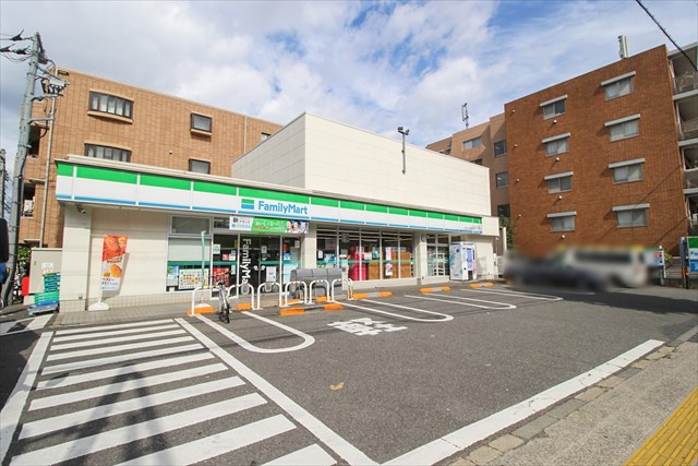コンビニ　ファミリーマート世田谷二丁目店（コンビニ）まで620m