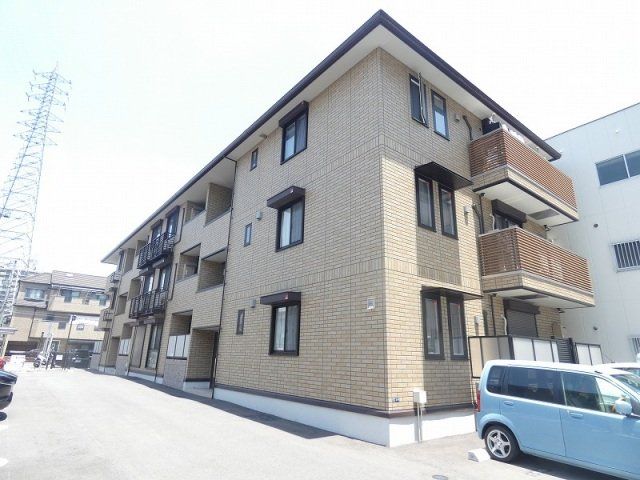 建物外観　3階建てのスタイリッシュな建物です。