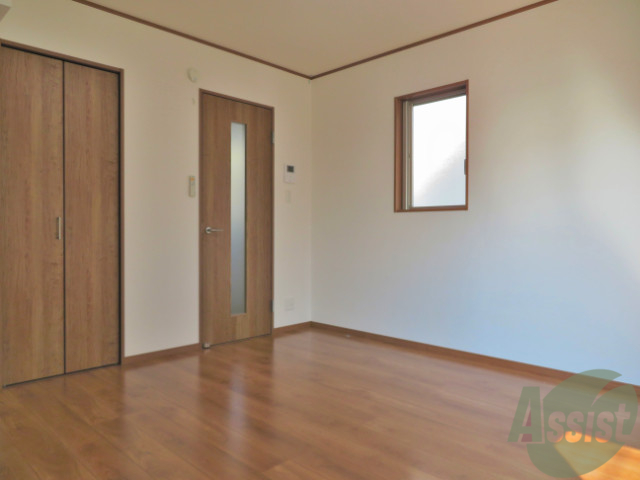 その他部屋・スペース　別角度のお部屋です。小さい窓も付いていて、陽当たりも良い。