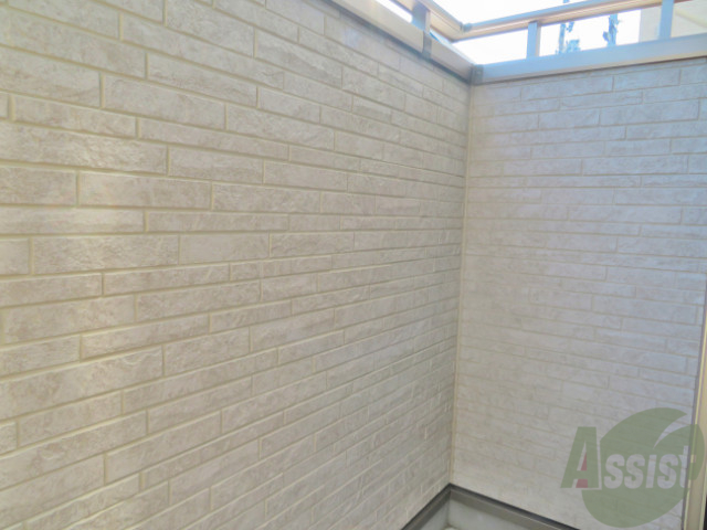 バルコニー　バルコニ*は広めでお洗濯物も問題なく干せそうですね。