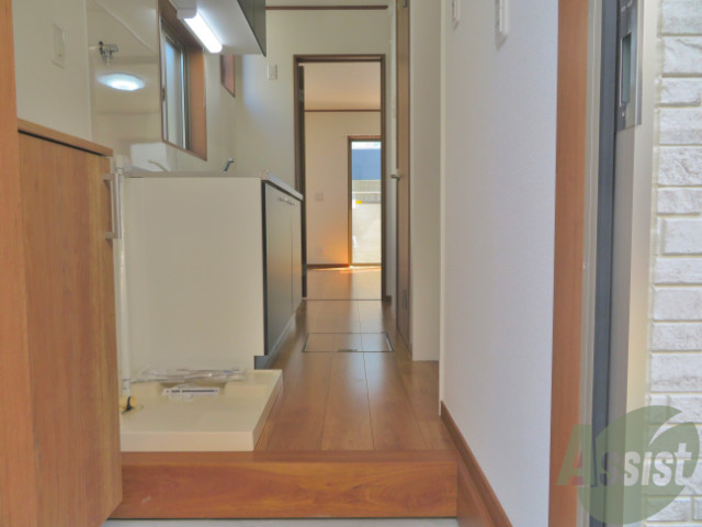 玄関　玄関からお部屋まで一直線で行けますね。陽当たりも良好です。