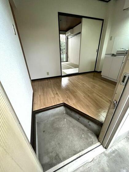 玄関　※別部屋参考写真