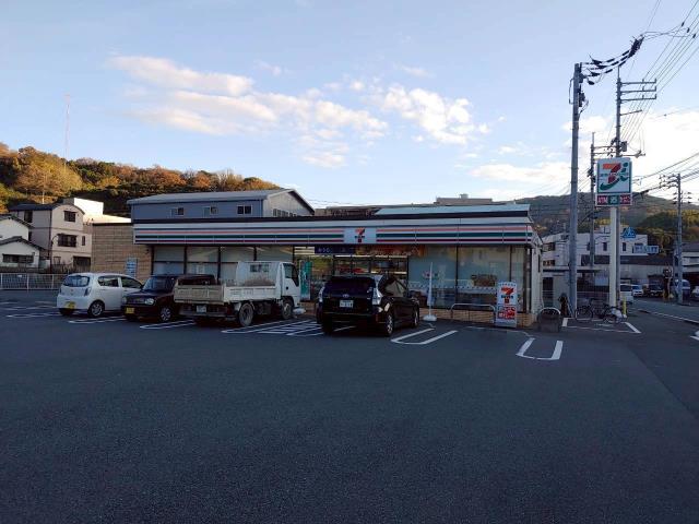 コンビニ　セブンイレブン八幡浜産業通店（コンビニ）まで900m