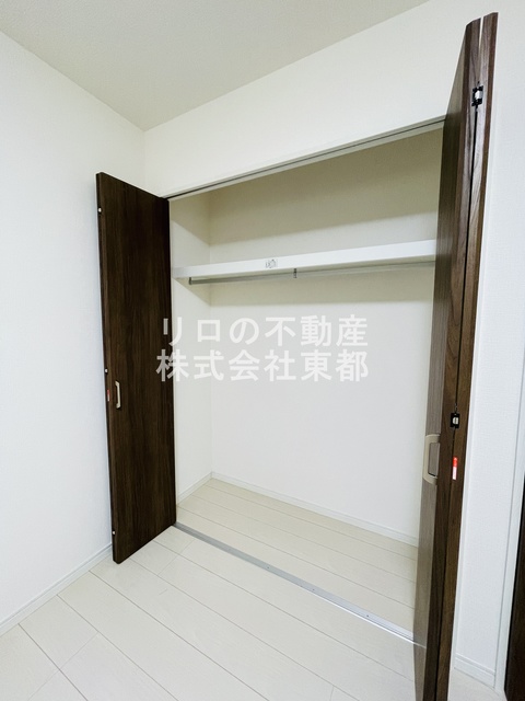 収納　パイプハンガーがあるのでたたまず衣類を掛けることができます♪