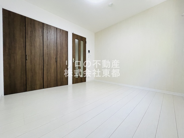 その他部屋・スペース　明るい色合いのフローリングが優しい雰囲気の室内です☆