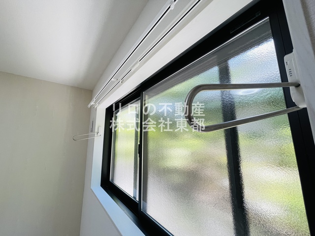その他設備　室内物干し用金具付！日中の外出や雨の日のお洗濯に便利☆