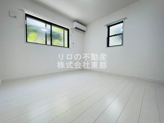 居室・リビング　２面採光なので、明るく風通しのよい過ごしやすいお部屋です♪