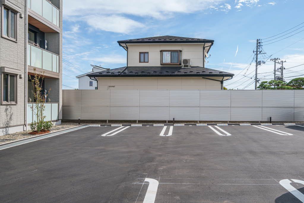 建物外観　駐車場