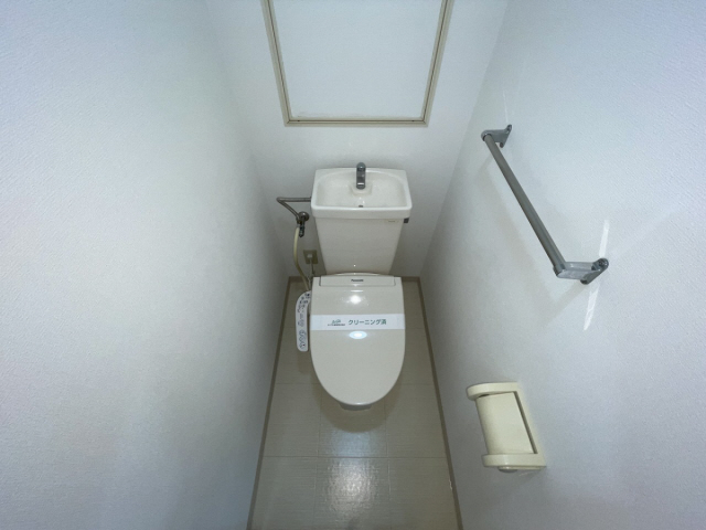 トイレ　落ち着いた色調のトイレです