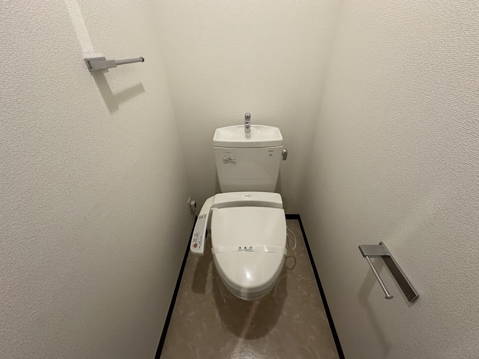 トイレ　温水洗浄便座付きのトイレです☆（同仕様写真）