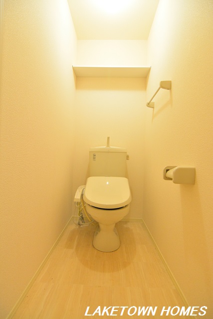 トイレ　上部に収納棚のある温水洗浄便座付のトイレです。