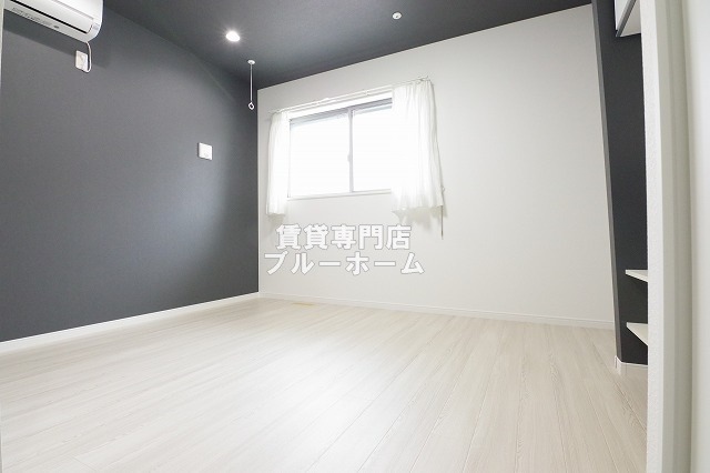 居室・リビング　白と黒のオシャレな空間のお部屋です！