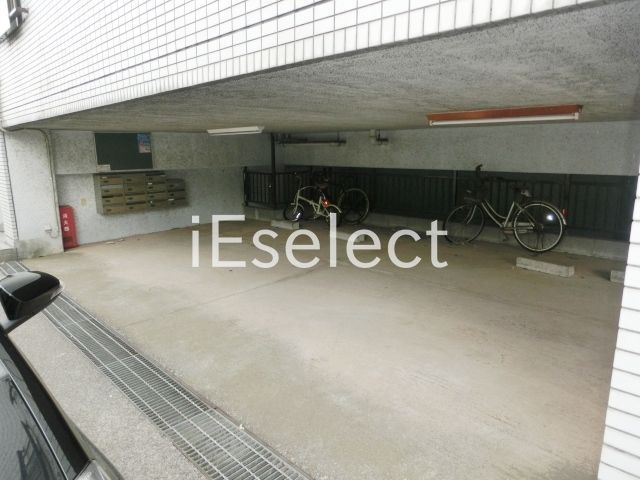 駐車場　屋根付の駐車場　高さ制限有り