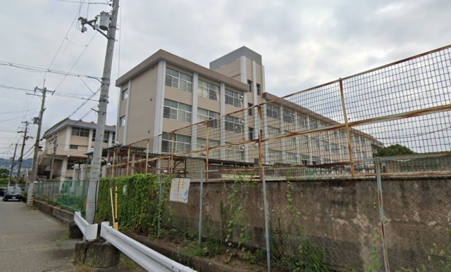 小学校　川西市立加茂小学校（小学校）まで300m