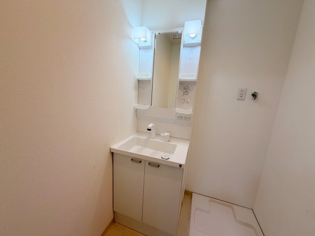 洗面設備　身支度が出来る独立洗面台です。