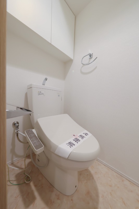 トイレ　温水洗浄便座付トイレ※同タイプ参考写真
