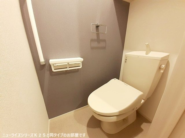 トイレ　嬉しい温水洗浄便座付きです♪
