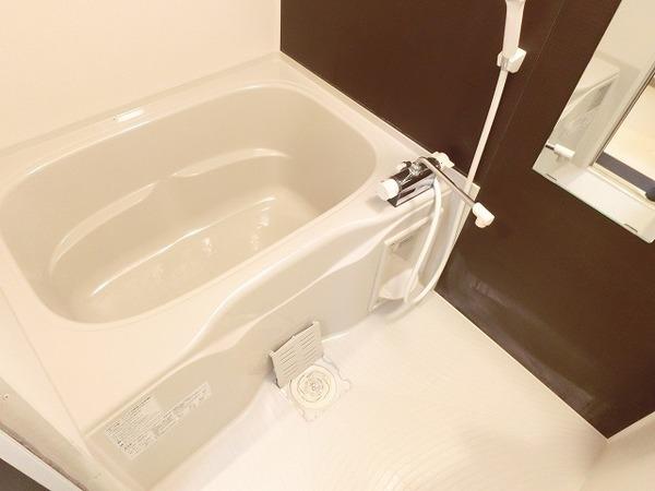 バス・シャワールーム　浴室乾燥機、追い焚き機能付きバス！