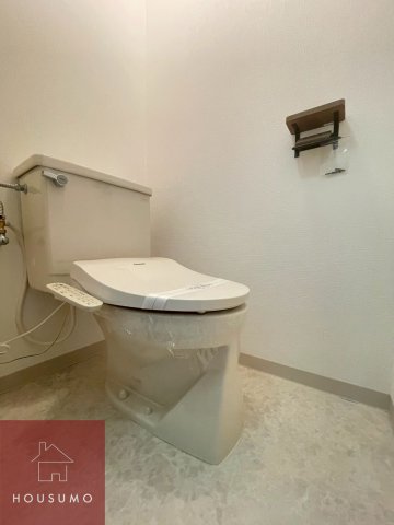 トイレ　落ち着いた色調のトイレです