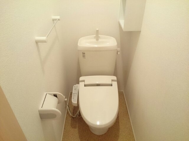 トイレ　落ち着いた色調のトイレです