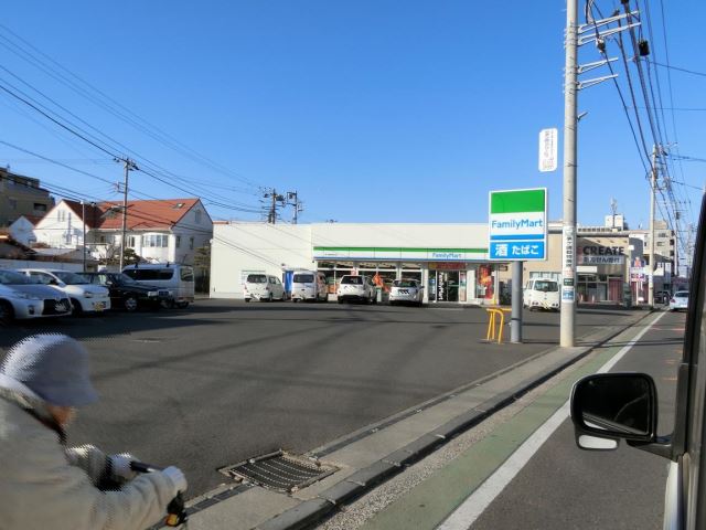 コンビニ　ファミリーマート（コンビニ）まで960m