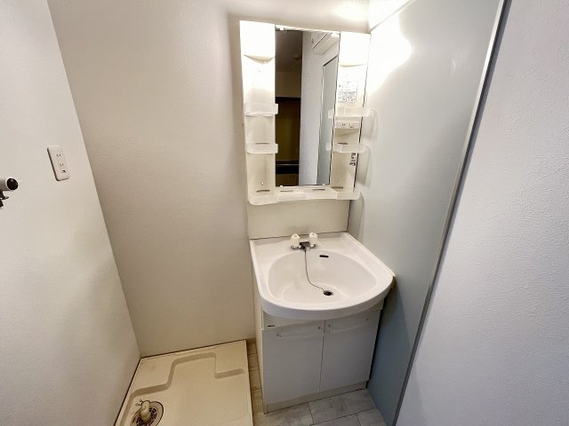 洗面設備　明るい洗面所です