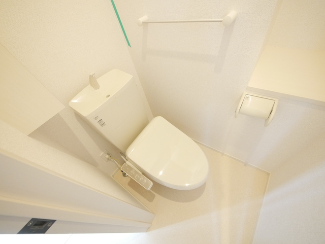 トイレ　★嬉しい温水洗浄便座付のトイレです★