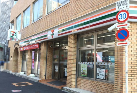 コンビニ　セブンイレブン新宿曙橋駅北店（コンビニ）まで86m