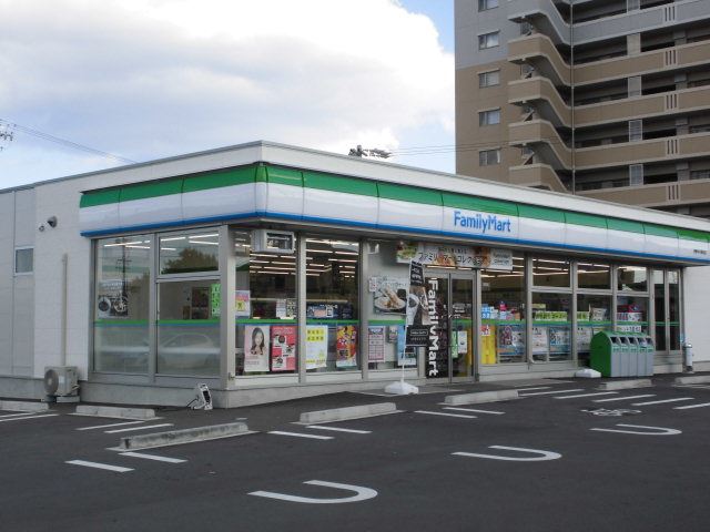コンビニ　ファミリーマート（コンビニ）まで380m