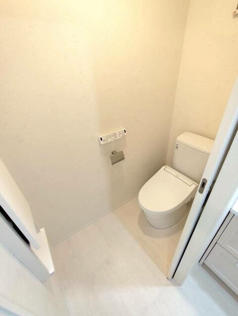 トイレ　落ち着いた色調のトイレです