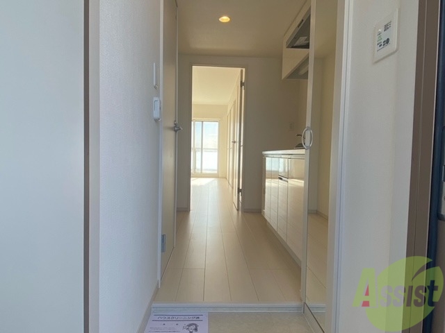 玄関　玄関を入ると正面が居室、左手にお風呂、トイレです