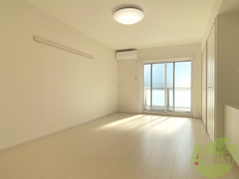 居室・リビング　１０．１帖の広々とした白を基調としたお部屋です