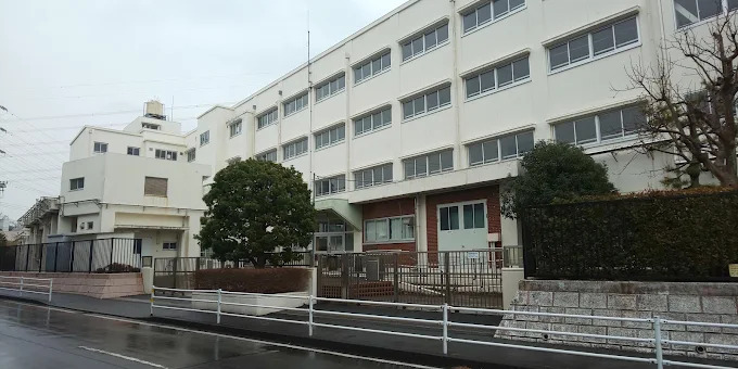 小学校　横浜市立川上小学校（小学校）まで777m