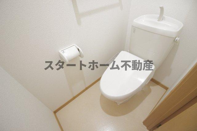 トイレ　落ち着いた色調のトイレです