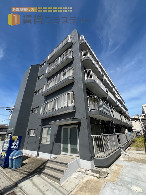 建物外観　外壁も修繕済みで綺麗にメイクアップ。