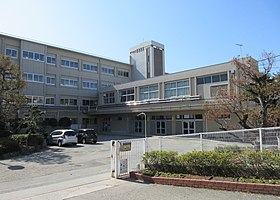 中学校　宝塚市立宝塚中学校（中学校）まで472m