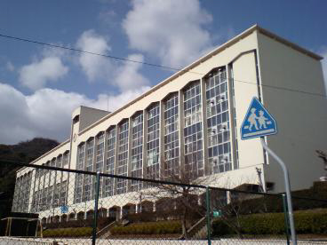 中学校　布引中学校（中学校）まで2012m