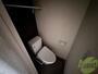 トイレ　こちらはトイレです。ピカピカなトイレで、気持ちも良いですね。