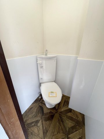 トイレ　まだ未使用のトイレです。普通の便器と同じ陶器製です