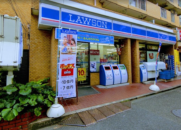 コンビニ　ローソン 大森海岸駅前店（コンビニ）まで88m