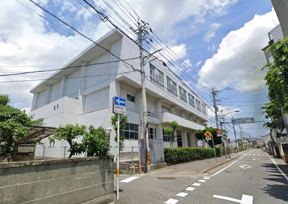 中学校　徳島市立八万中学校（中学校）まで883m