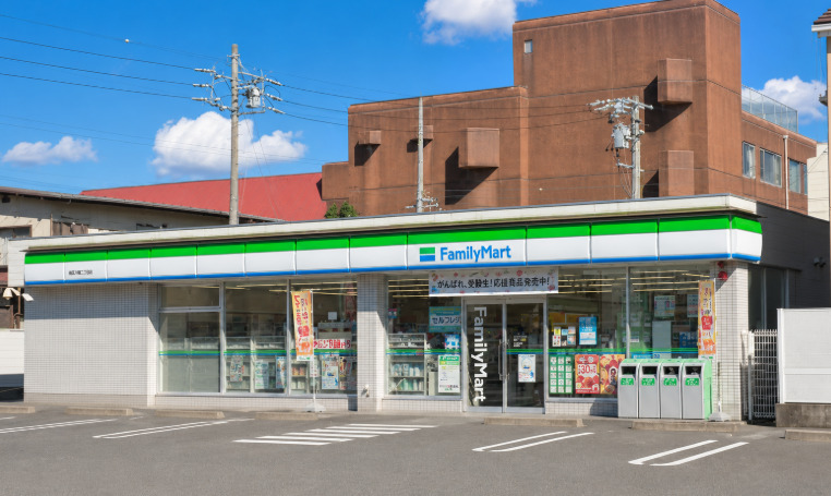 コンビニ　ファミリーマート 港陽一丁目店（コンビニ）まで205m