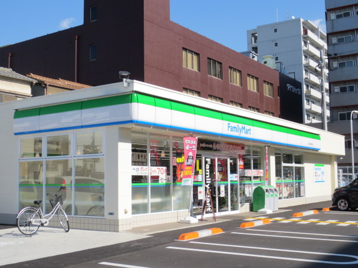 コンビニ　ファミリーマート（コンビニ）まで940m
