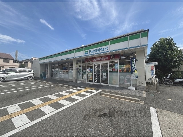 コンビニ　ファミリーマート川西中央店（コンビニ）まで400m
