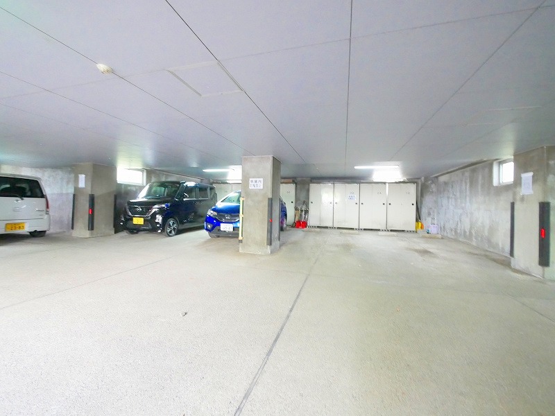 駐車場　広々とした地下駐車場＆トランクルーム♪