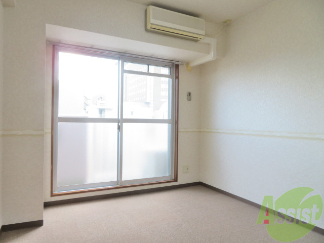 居室・リビング　縦長のカーペットのお部屋。陽当たりもなかなかですね