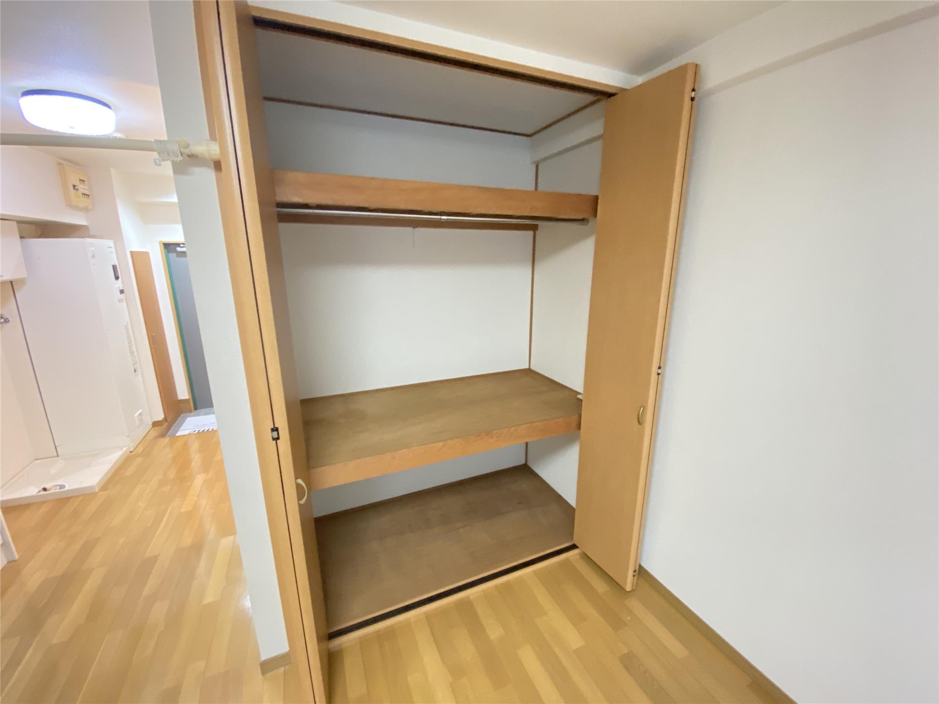 収納　荷物の整理がしやすい棚付きの収納♪