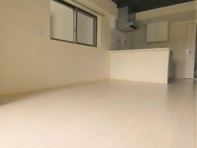 居室・リビング　明るい色の床材を使用したお部屋です。